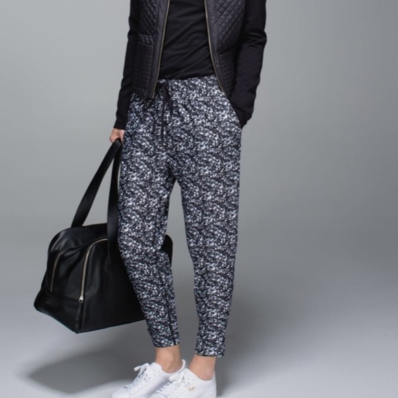 COPY - Lululemon | jet crop in shimmy shimmer black white - Picture 2 of 10